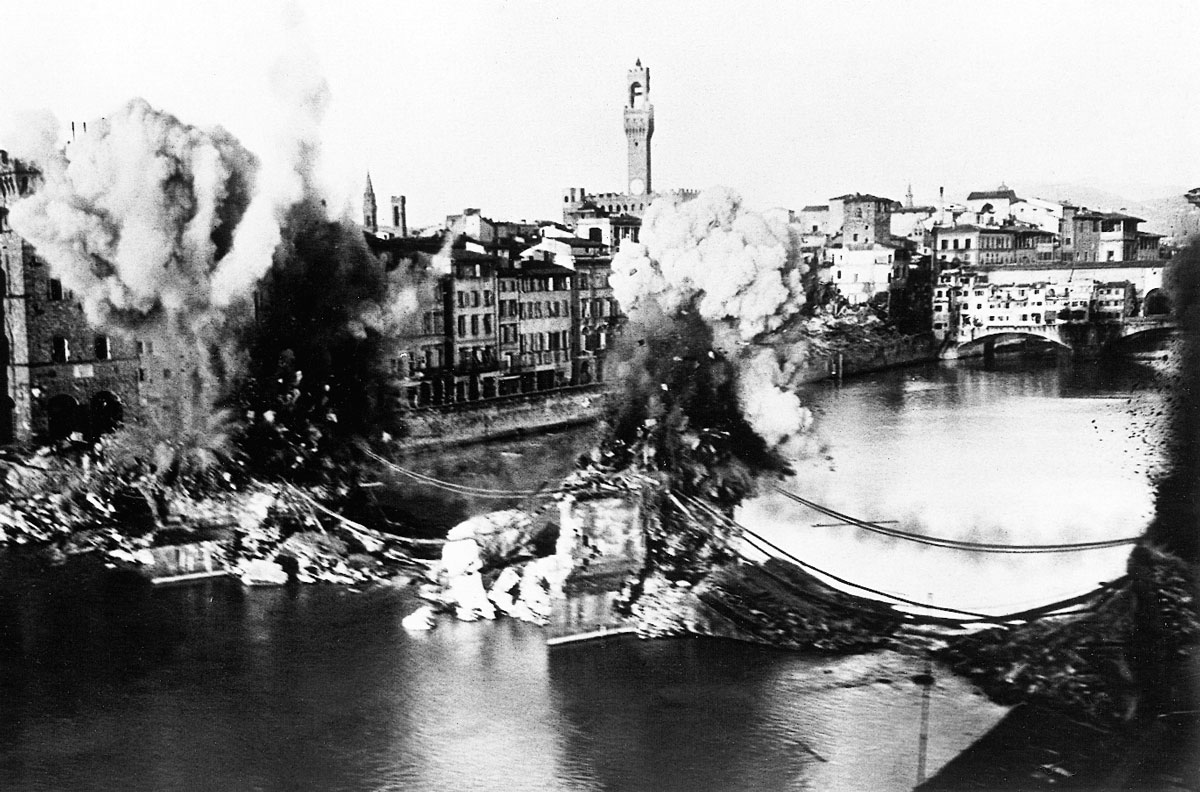 La demolizione del Ponte di Santa Trinita a Firenze - 4 agosto 1944