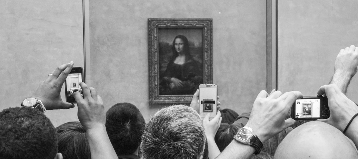 La Gioconda al Louvre con una folla di turisti