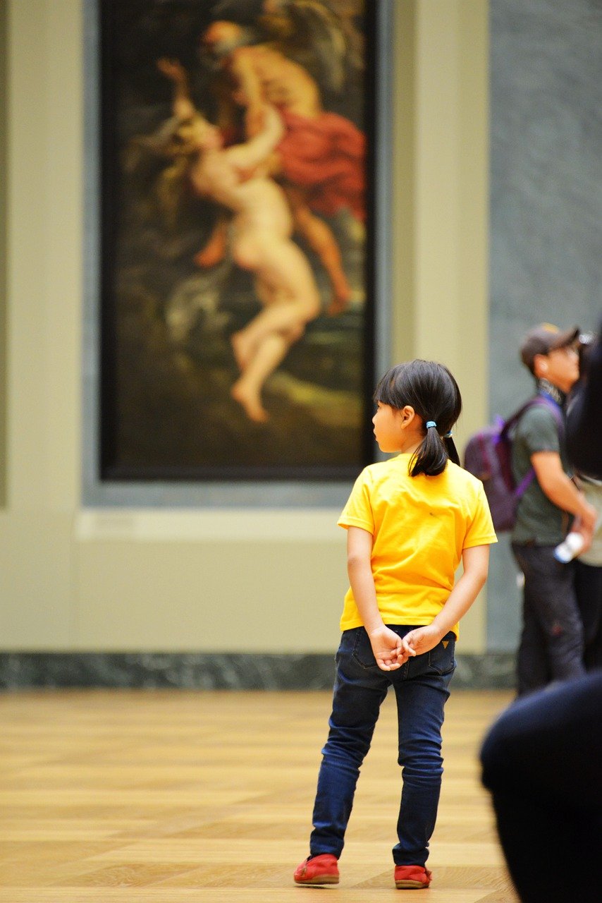 Una bambina al Louvre